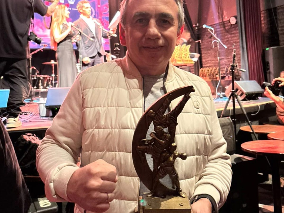 Maestro Juan Corrales es Homenajeado en los Premios FCTV 2026 e Inmortalizado en la Obra "Grandes Maestros"